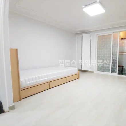 Rent this studio apartment on 서울특별시 강남구 역삼동 637-45