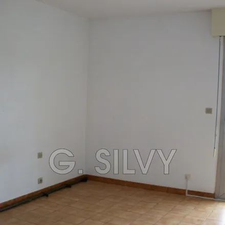 Rent this 2 bed apartment on 5 Avenue Charles de Gaulle in 84100 Orange, France