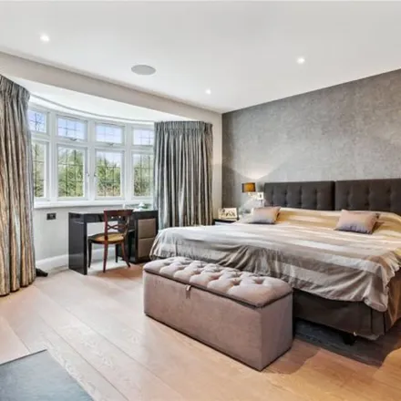 Rent this 4 bed apartment on 7 Parkgate Gardens in London, SW14 8BQ