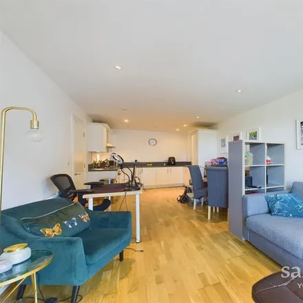 Rent this 1 bed apartment on Pizza Hut in 5 Chapter Way, London
