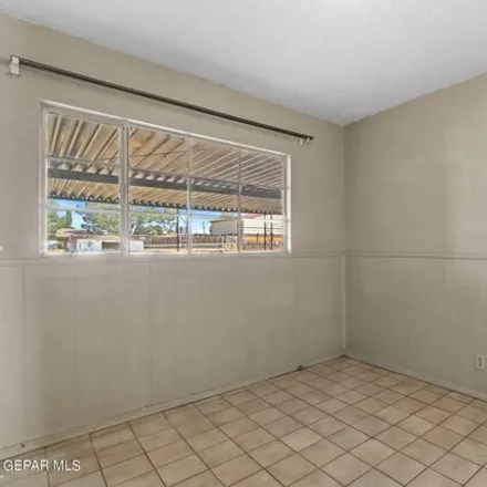 Image 5 - 468 De Vargas Drive, El Paso, TX 79905, USA - House for sale