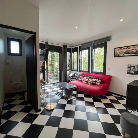 Rent this 3 bed apartment on 80 Avenue de la Colonne in 31500 Toulouse, France