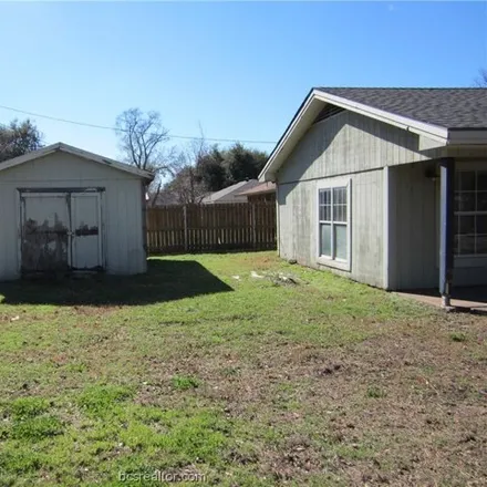 Image 2 - 1312 Hackberry Street, Hearne, TX 77859, USA - House for sale