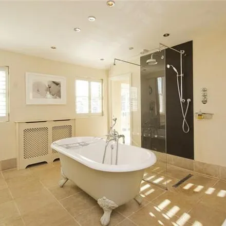Image 9 - St. Mary's Grove, Strand-on-the-Green, London, W4 3LW, United Kingdom - House for sale