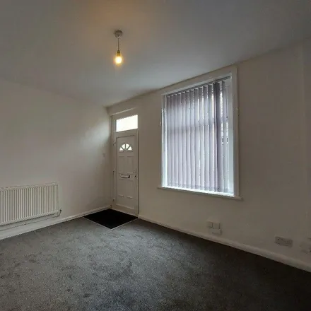 Image 2 - Parkinson Street, Burnley, BB11 3LS, United Kingdom - Townhouse for rent