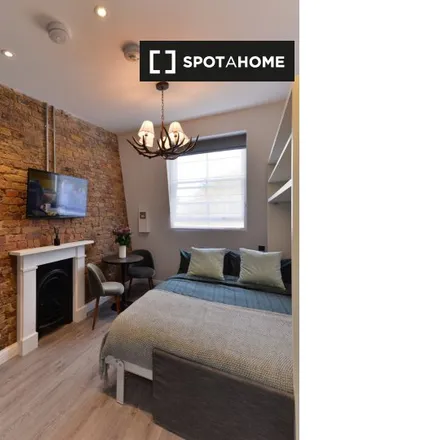 Rent this studio apartment on 52 Notting Hill Gate in London, W2 4EN
