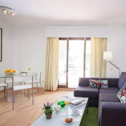 Rent this 3 bed apartment on Parroquia de San Juan y San Vicente in Carrer d'Isabel la Catòlica, 13
