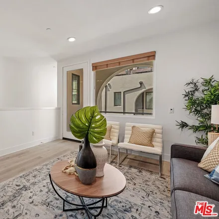 Image 9 - 2905 Exposition Place, Los Angeles, CA 90018, USA - Condo for sale