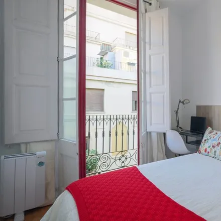 Rent this 6 bed room on Carrer de Bonavista in 21, 08012 Barcelona