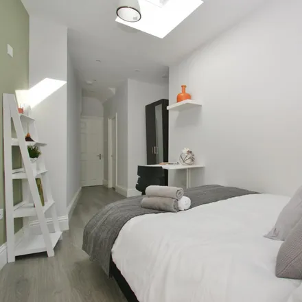 Rent this 5 bed room on 138;140 Fitzneal Street in London, W12 0BY