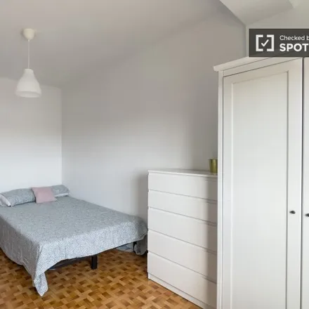 Rent this 4 bed room on Carrer del Transformador in 08904 l'Hospitalet de Llobregat, Spain