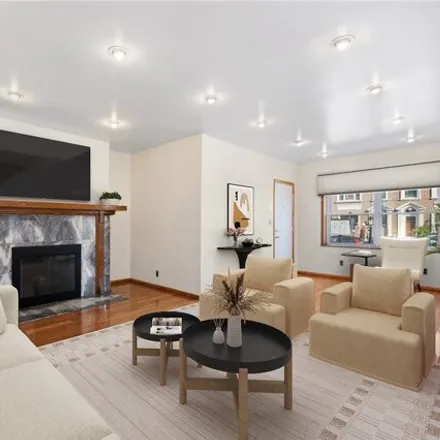 Image 2 - 21-62 24th Street, New York, NY 11105, USA - House for sale