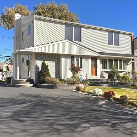 Rent this 4 bed house on 30 Andover Ln in Hicksville, New York