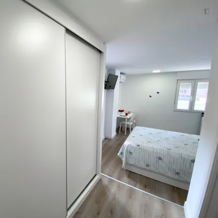 Rent this 4 bed room on Bar Ven a Casa in Avinguda de Blasco Ibáñez, 46022 Valencia
