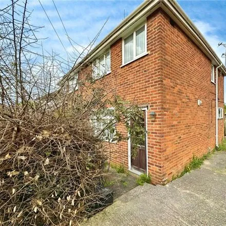 Buy this 3 bed townhouse on Thirlmere Avenue in Reading, RG30 6XP