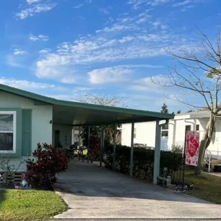 Buy this studio apartment on 355 Five Iron Drive in Mulberry, FL 33860