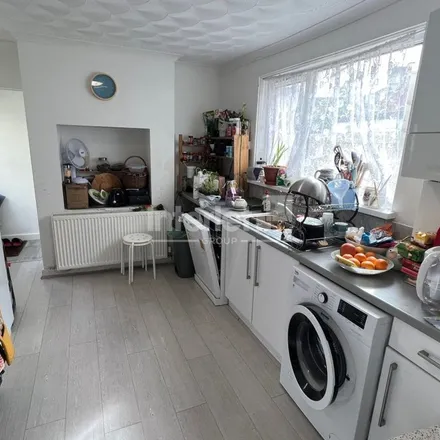 Rent this 1 bed apartment on Richards Terrace in Cardiff, CF24 1RW
