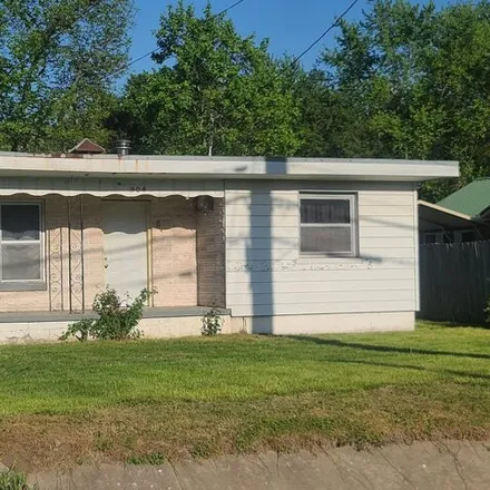 Buy this 2 bed house on 800 North Fulbright Avenue in Springfield, MO 65802
