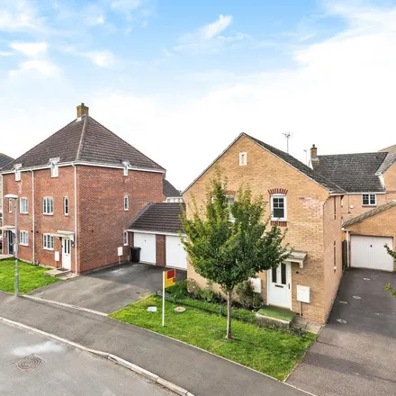 Rent this 3 bed duplex on Millwater house in Dragonfly Road, Swindon