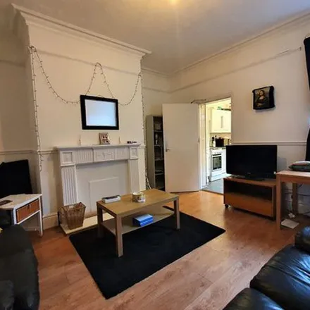Rent this 6 bed townhouse on Lawsons in Lynnwood Terrace, Newcastle upon Tyne