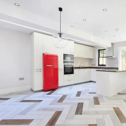 Rent this 5 bed townhouse on Narbonne Avenue in London, SW4 9LG