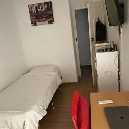 Rent this 4 bed apartment on Librería Antígona in Calle de Pedro Cerbuna, 25