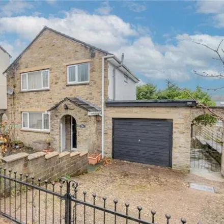Buy this 3 bed house on 28 Lingards Road in Slaithwaite, HD7 5HY
