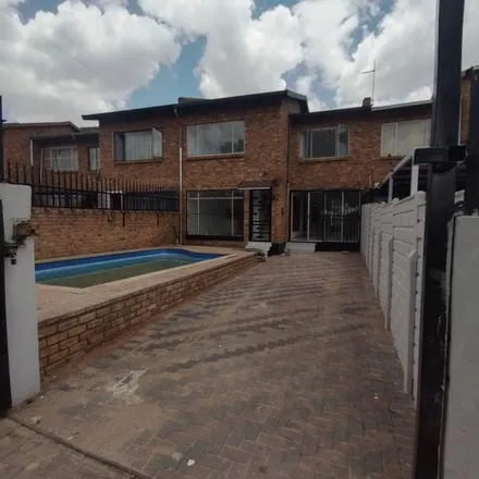 Image 3 - 2nd Avenue, Johannesburg Ward 70, Roodepoort, 2709, South Africa - Townhouse for rent