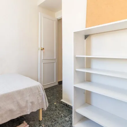 Rent this 5 bed room on Muebles Filero in Avinguda del Primat Reig, 42