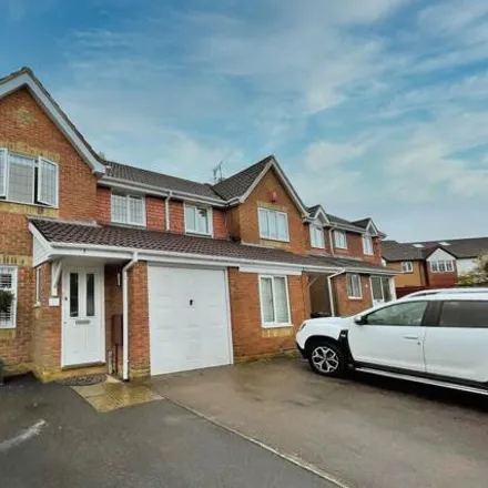 Buy this 3 bed duplex on Stroudley Close in Maidenbower, RH10 7UY