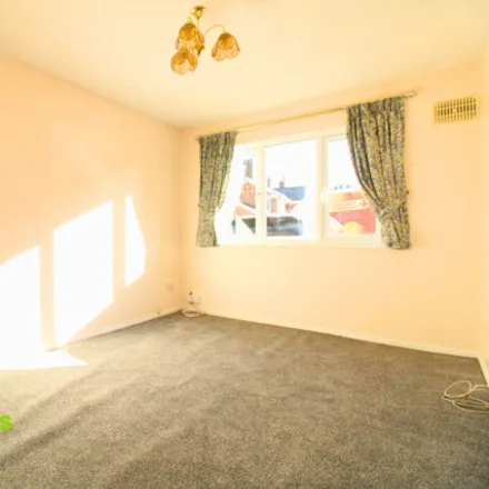 Image 5 - Old Chestnut, Station Approach West, Redhill, RH1 6HP, United Kingdom - Apartment for sale
