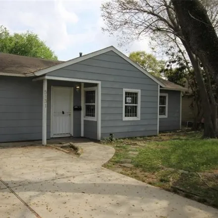 Buy this 3 bed house on 5173 Nassau Road in Houston, TX 77021