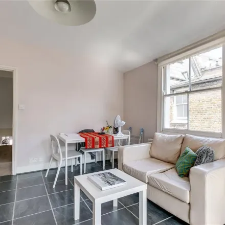 Rent this 3 bed apartment on 72 Oaklands Grove in London, W12 0JB