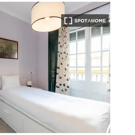 Image 9 - Airbnb, Calle Sánchez de Castro, 15, 41003 Seville, Spain - Apartment for rent