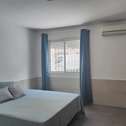 Rent this 1 bed room on Carrer de Guillem Escrivà in 9, 46011 Valencia