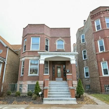 Rent this 3 bed apartment on 2231 W Walton St Unit 2 in Chicago, Illinois