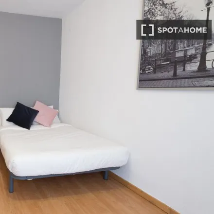 Rent this 8 bed room on Delisco in Calle de Fuencarral, 43