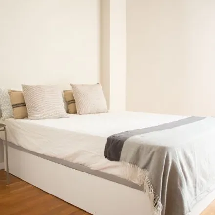 Rent this 4 bed room on Carrer d'Aragó in 342, 08001 Barcelona