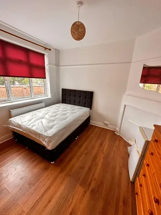 Rent this 4 bed room on 12 Station Parade in London, HA8 6RN