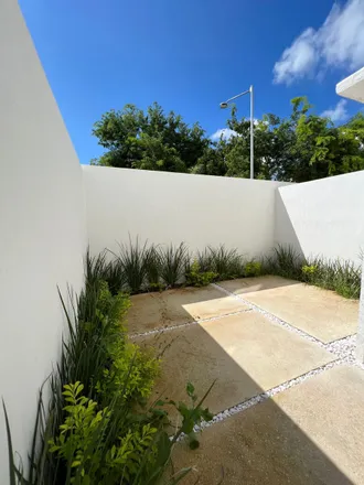 Rent this studio house on Avenida 127 in Gran Santa Fe II, 77518 Cancún