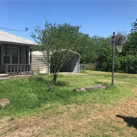 Image 2 - 212 North 1st Street, Skidmore, Bee County, TX 78389, USA - House for sale