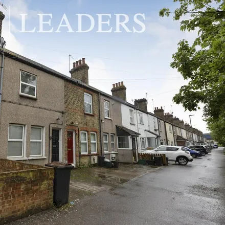 Rent this 3 bed townhouse on 16 Meadow View in London, BR5 3HB
