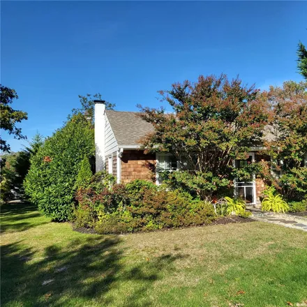 Image 2 - 51 West End Avenue, East Quogue, NY 11942, USA - House for rent