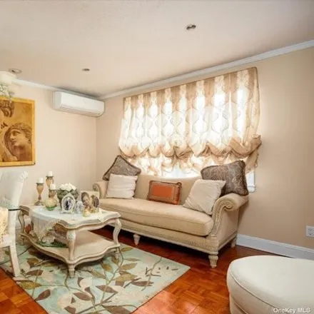 Image 4 - 46-25 Bell Boulevard, New York, NY 11361, USA - Duplex for sale