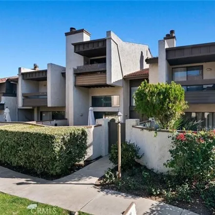 Image 2 - Owensmouth Avenue, Los Angeles, CA 91367, USA - Townhouse for sale