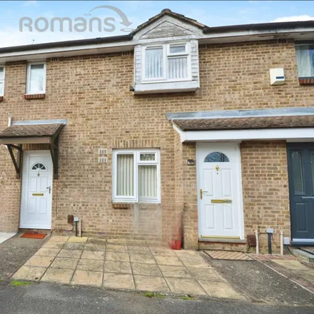 Rent this 2 bed townhouse on Frogmore Close in Slough, SL1 9BN