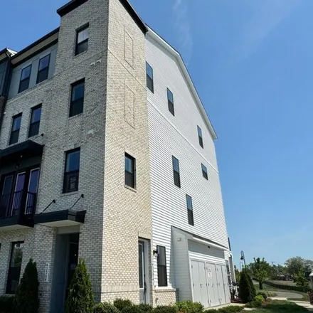 Rent this 3 bed townhouse on Farringdon Square in Broadlands, Loudoun County