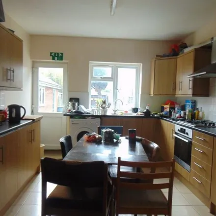 Rent this 5 bed duplex on 43 Welbeck Avenue in Southampton, SO17 1SS