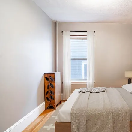 Rent this 5 bed room on 106 Beacon Street