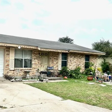 Image 2 - 920 North Morris Street, Beeville, TX 78102, USA - House for sale